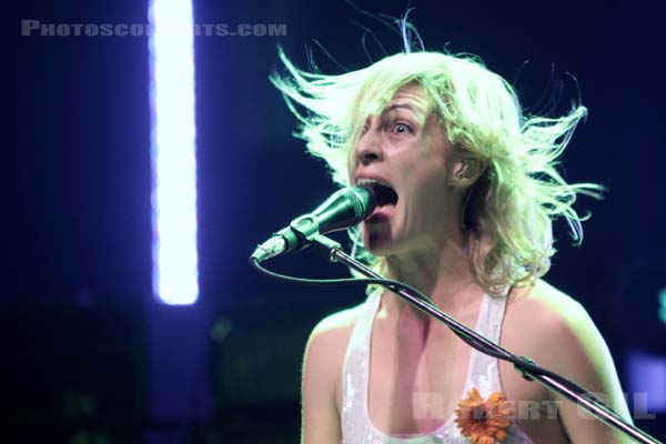 METRIC - 2010-05-26 - PARIS - La Cigale - Emily Haines